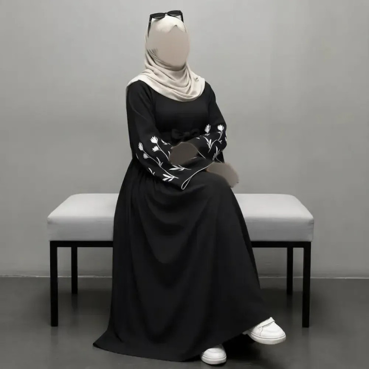 پیراهن عبایی گلدوزی شده گل لاله جنس الیزه مشکی فری سایز