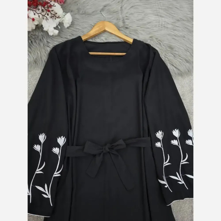 پیراهن عبایی گلدوزی شده گل لاله جنس الیزه مشکی فری سایز
